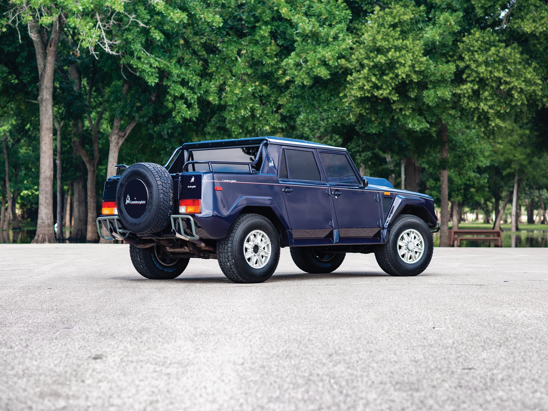 Грузовика Lamborghini lm002