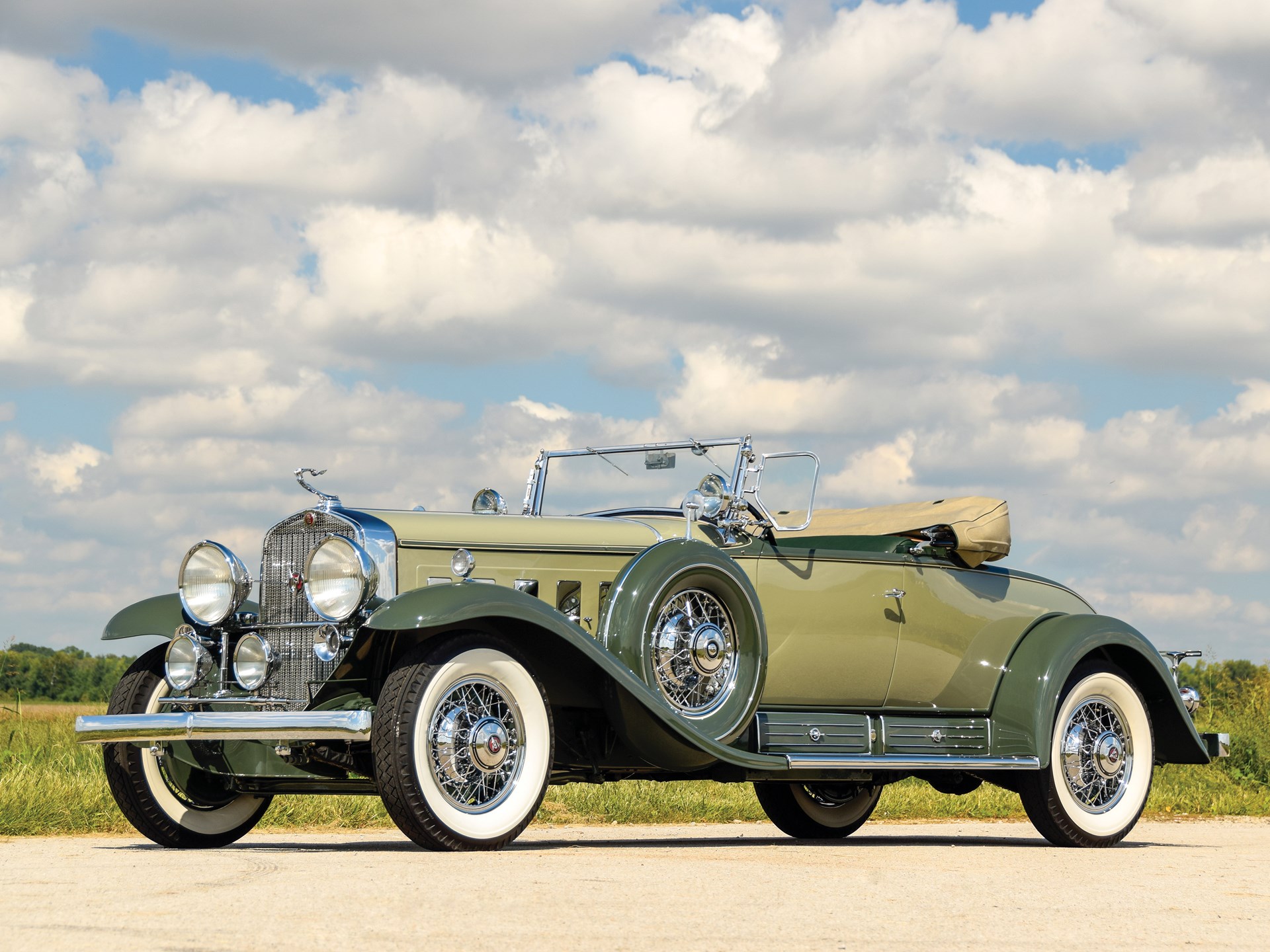 Автомобиль прошлого. Cadillac v16 Roadster. Cadillac model 452 v16 Fleetwood Roadster 1930. Cadillac v16 452 Roadster (1930 год выпуска). V16 Roadster.