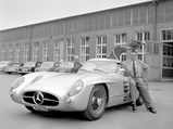 Rudolf Uhlenhaut mit seinem Dienstwagen, gebaut auf der Basis des Mercedes-Benz Rennsportwagen 300 SLR (W 196 S), 1955.