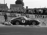 CIRCUIT DE LA SARTHE, FRANCE - JUNE 24: Mike Parkes / Lorenzo Bandini, SpA Ferrari SEFAC, Ferrari 330 LM/GTO, is dug out of a sand bank during the 24 Hours of Le Mans at Circuit de la Sarthe on June 24, 1962 in Circuit de la Sarthe, France. (Photo by LAT Images)