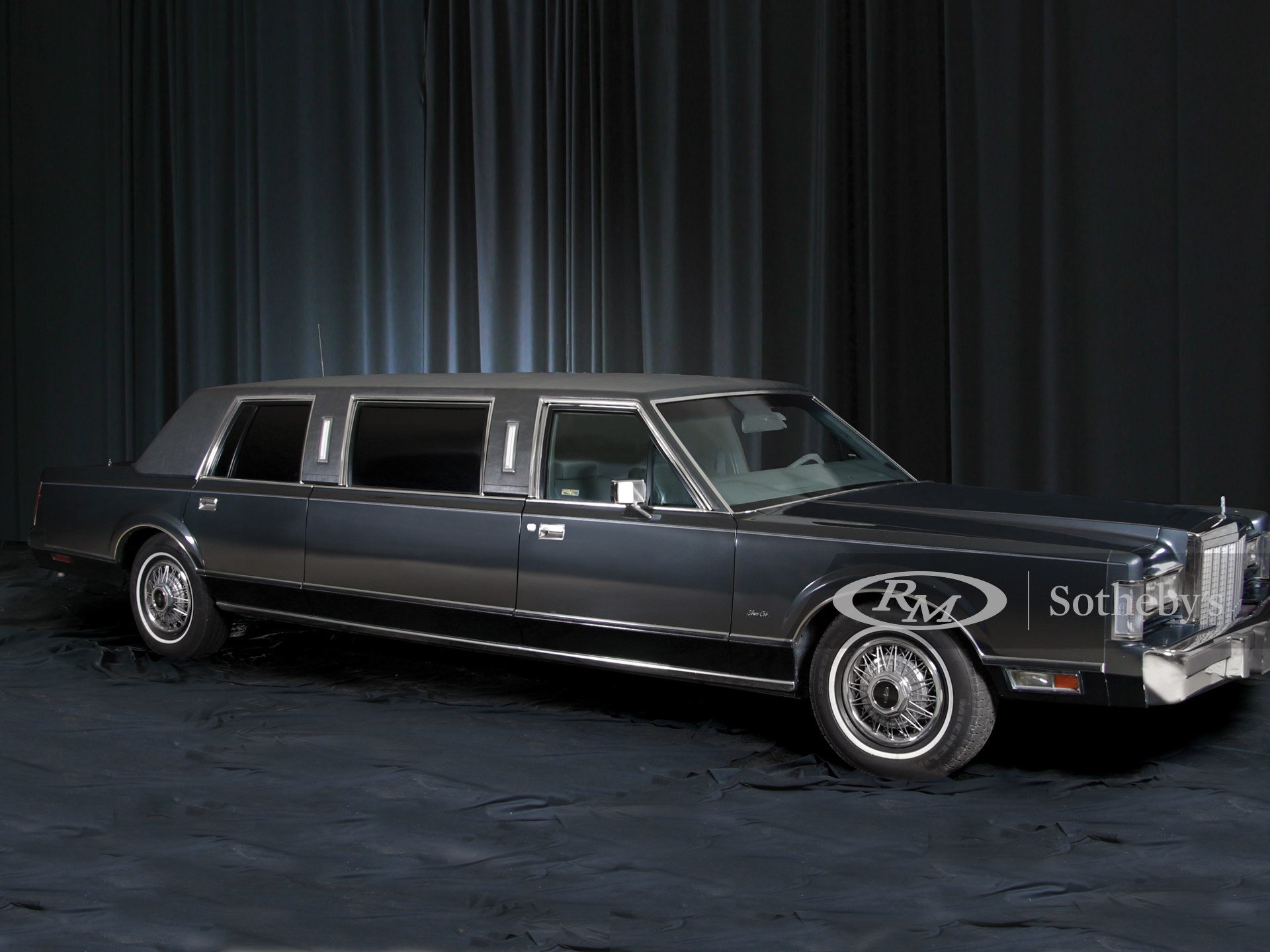 Lincoln town car limo