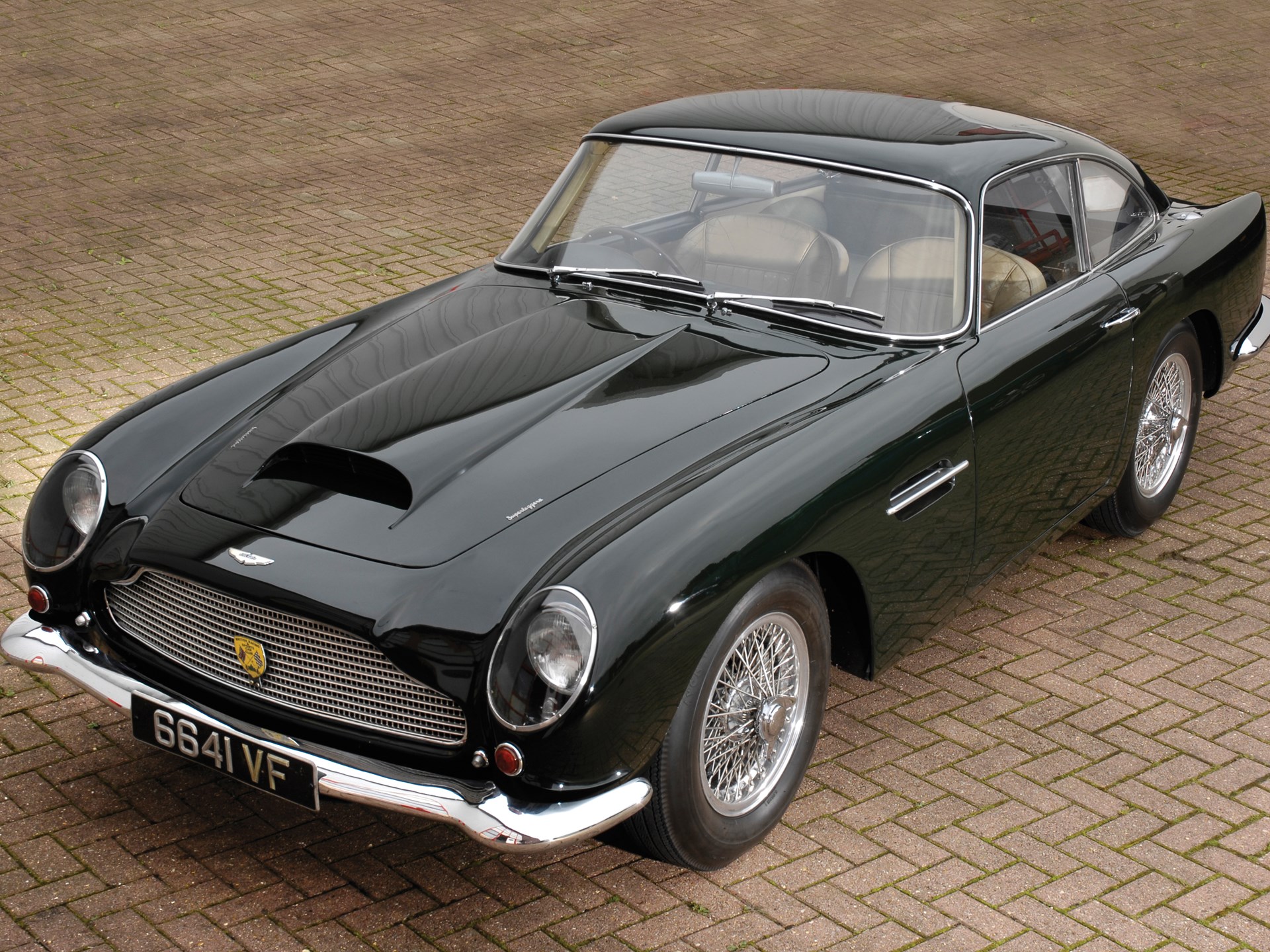 Aston martin db4 gt