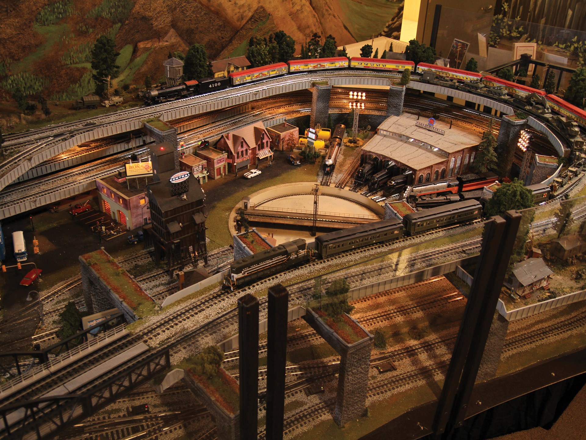 RM Sotheby's - Large-Scale Lionel Train Layout | The John Staluppi