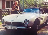 Elisabeth Bartels with her new BMW 507 in 1958.