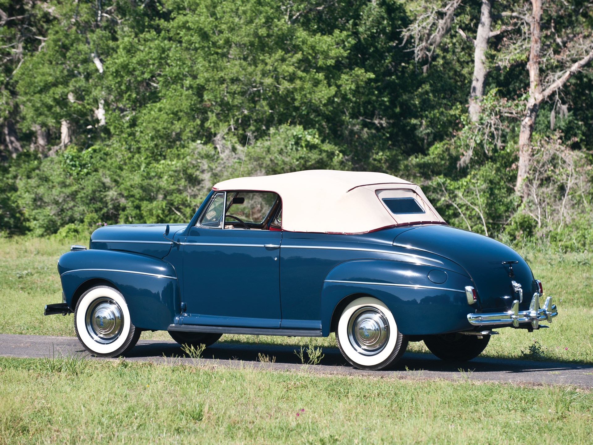 Ford deluxe coupe