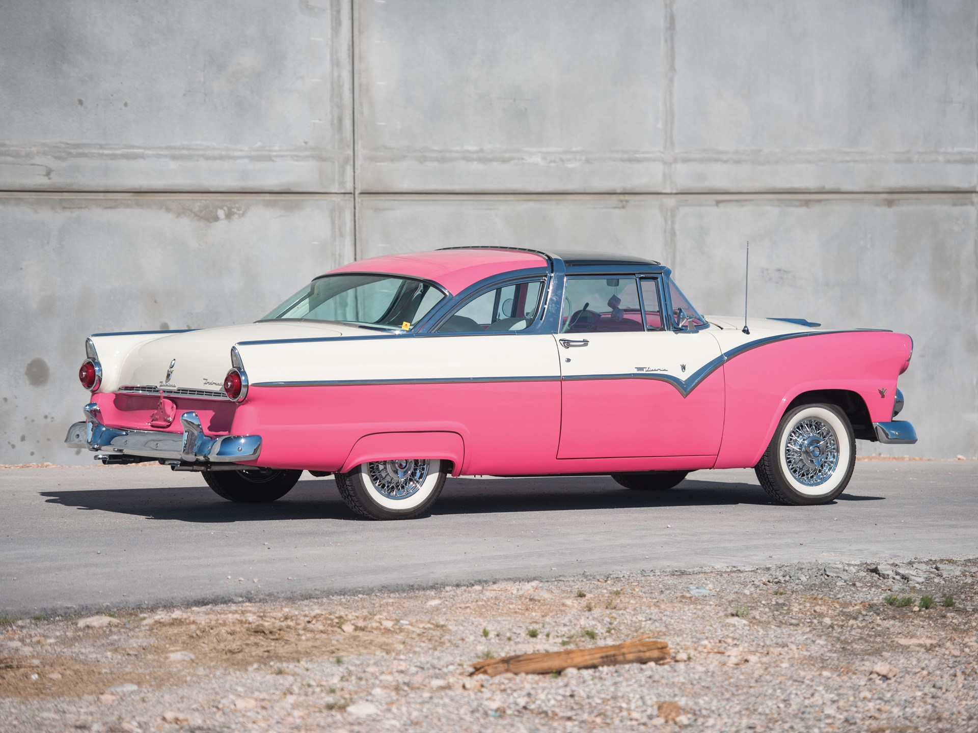 Ford Fairlane розовый