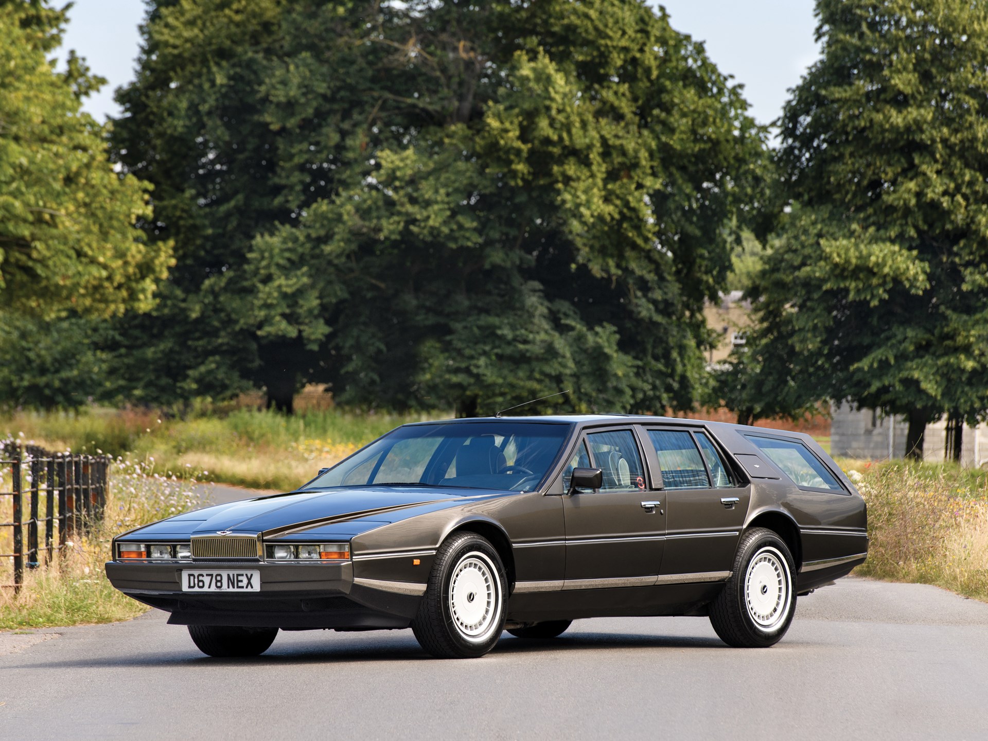 Aston martin lagonda. Астон Мартин Лагонда. Aston Martin Lagonda 1988. Лагонда Астон Мартин 1987. Автомобиль Aston Martin Lagonda.