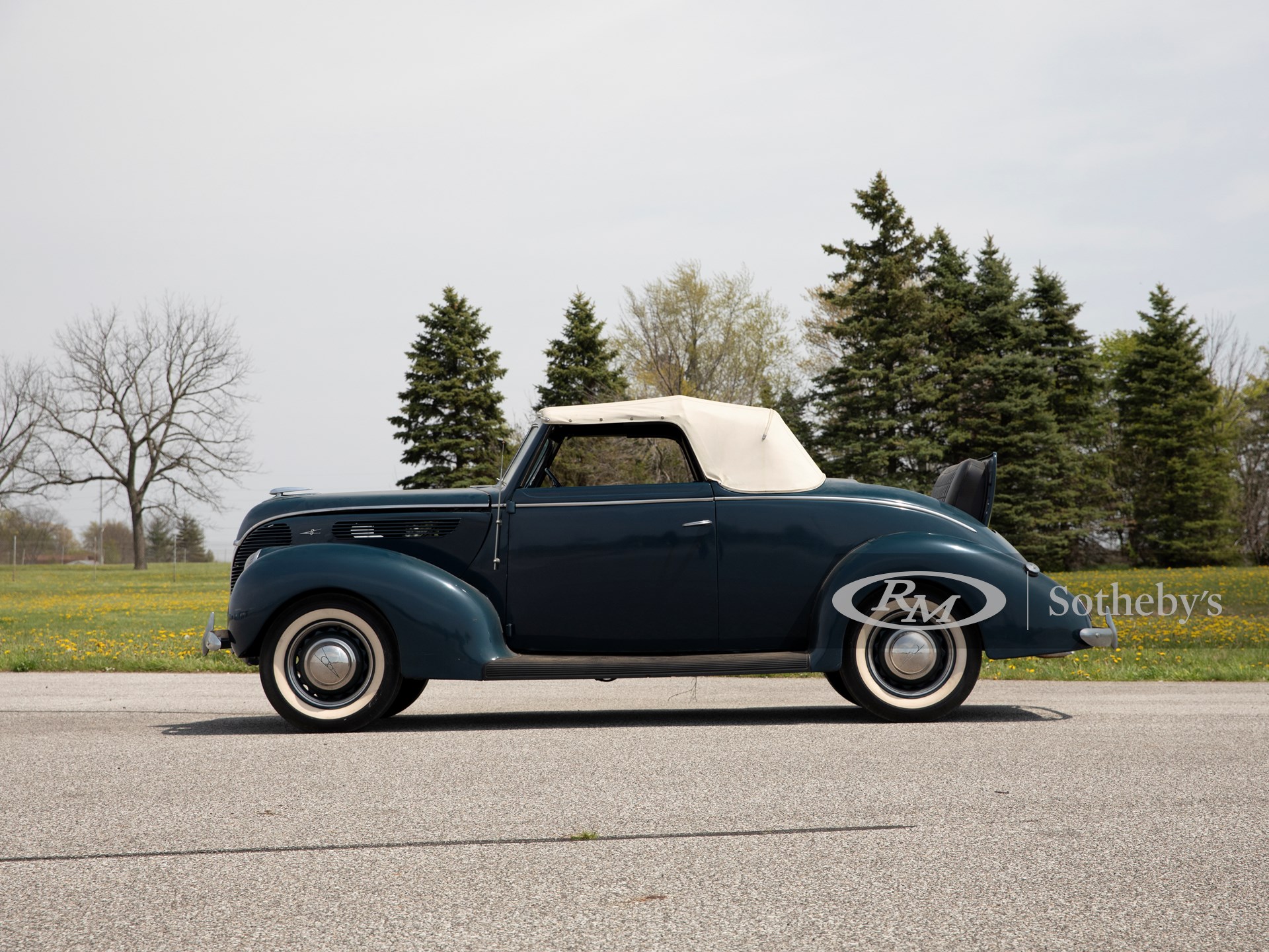 1938 Ford DeLuxe Convertible Coupe | Auburn Fall 2021 | RM Auctions