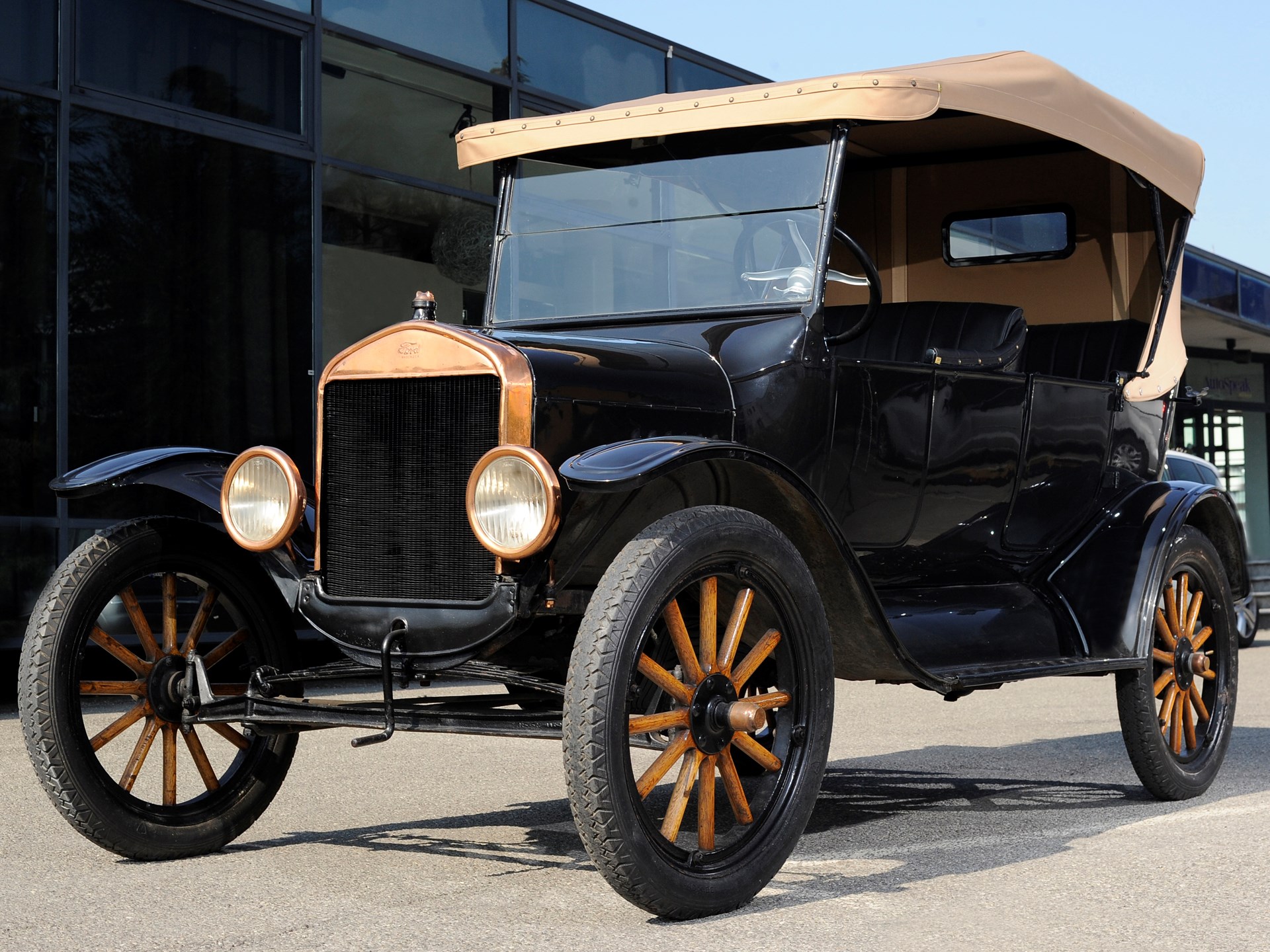 Первая машина форд. Ford model t 1923. Ford model t 1908 и 1927. Форд модель т 1908 Лиззи.
