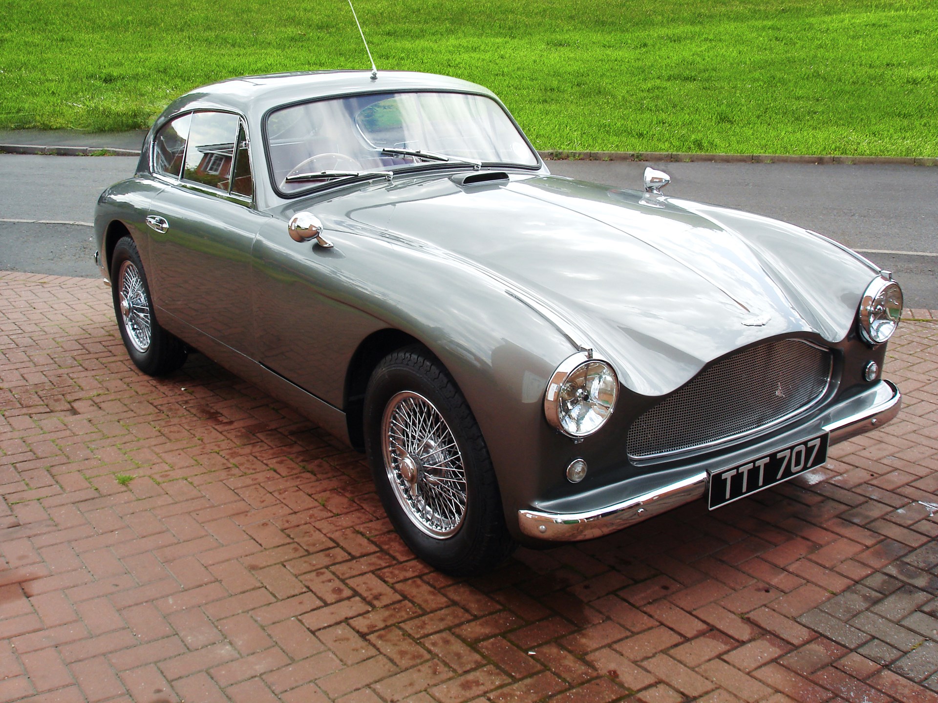 Aston martin db2 4