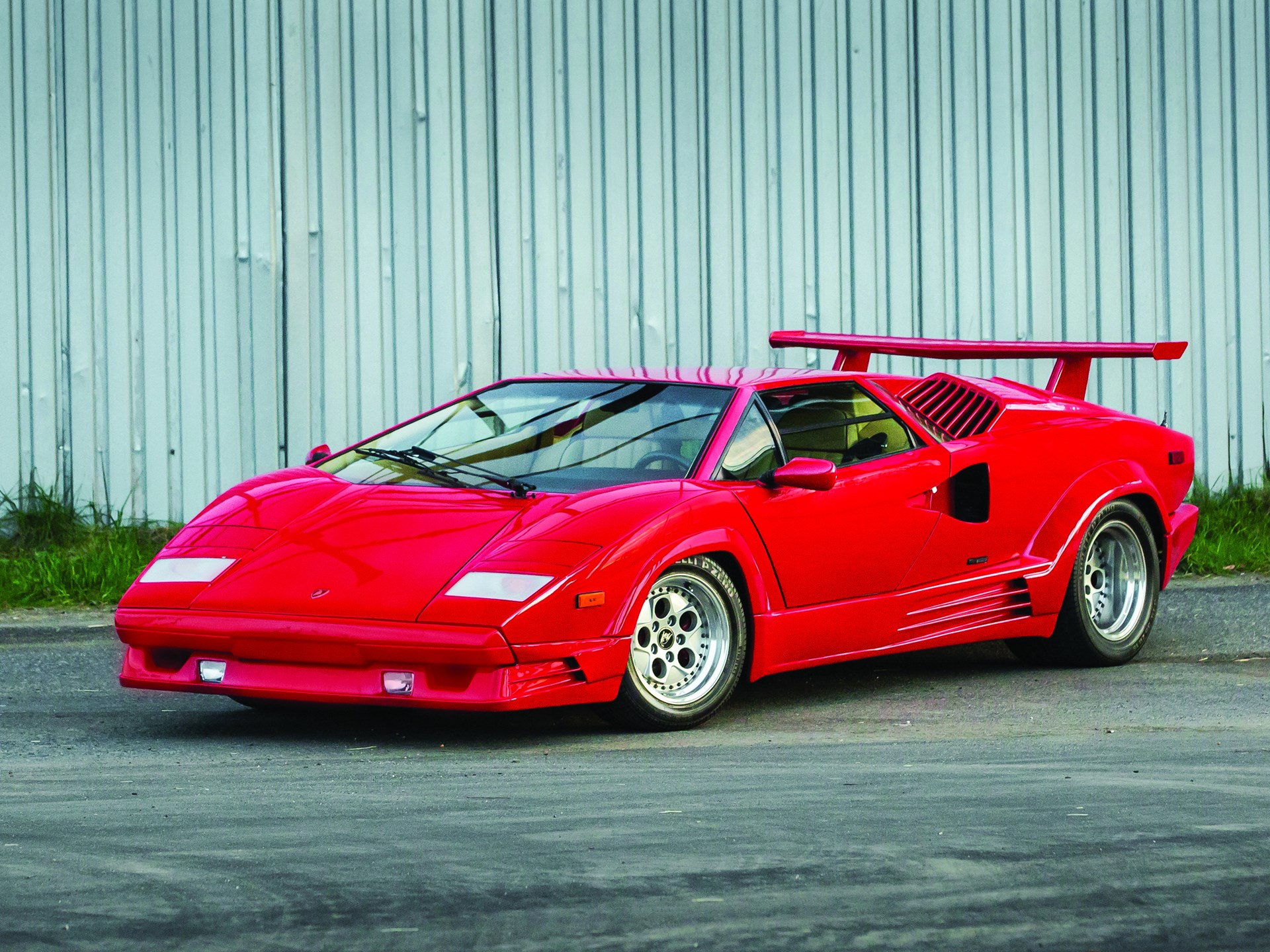 Lamborghini Countach с открытыми дверями