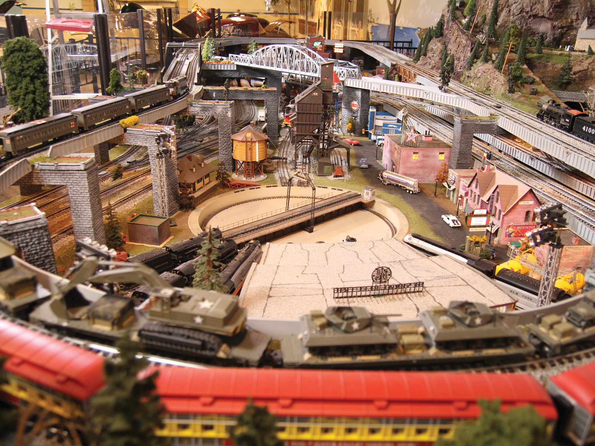 RM Sotheby's - Large-Scale Lionel Train Layout | The John Staluppi