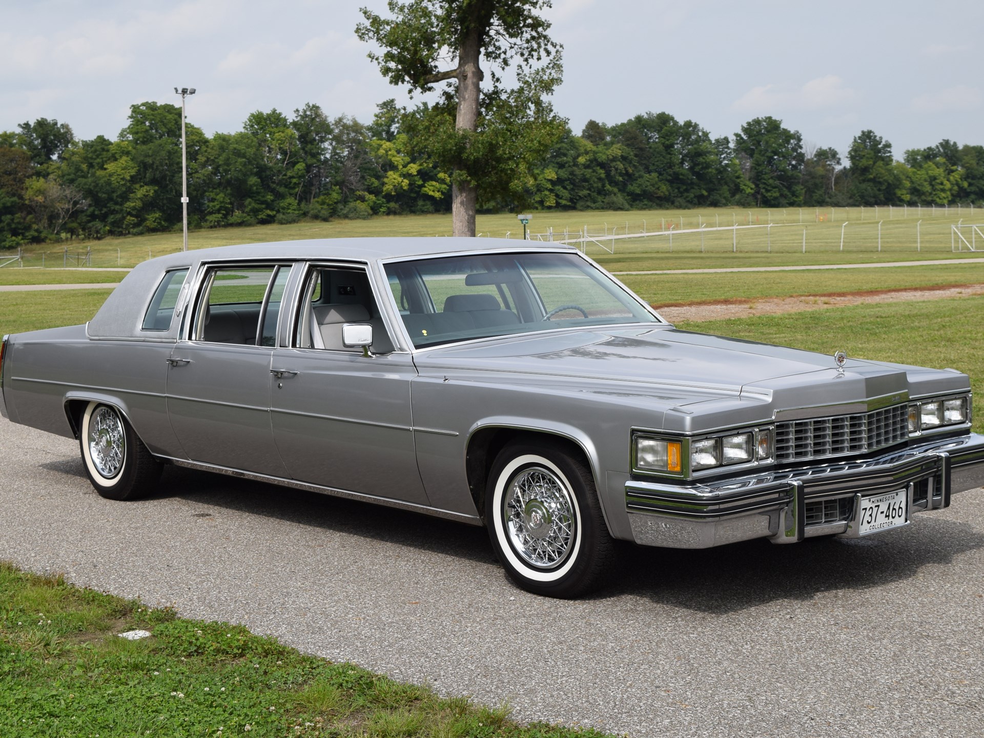 Большие седаны. Cadillac Fleetwood 1977. Кадиллак Флитвуд лимузин 1977. Cadillac Fleetwood 1975. Cadillac Fleetwood 75 1975.