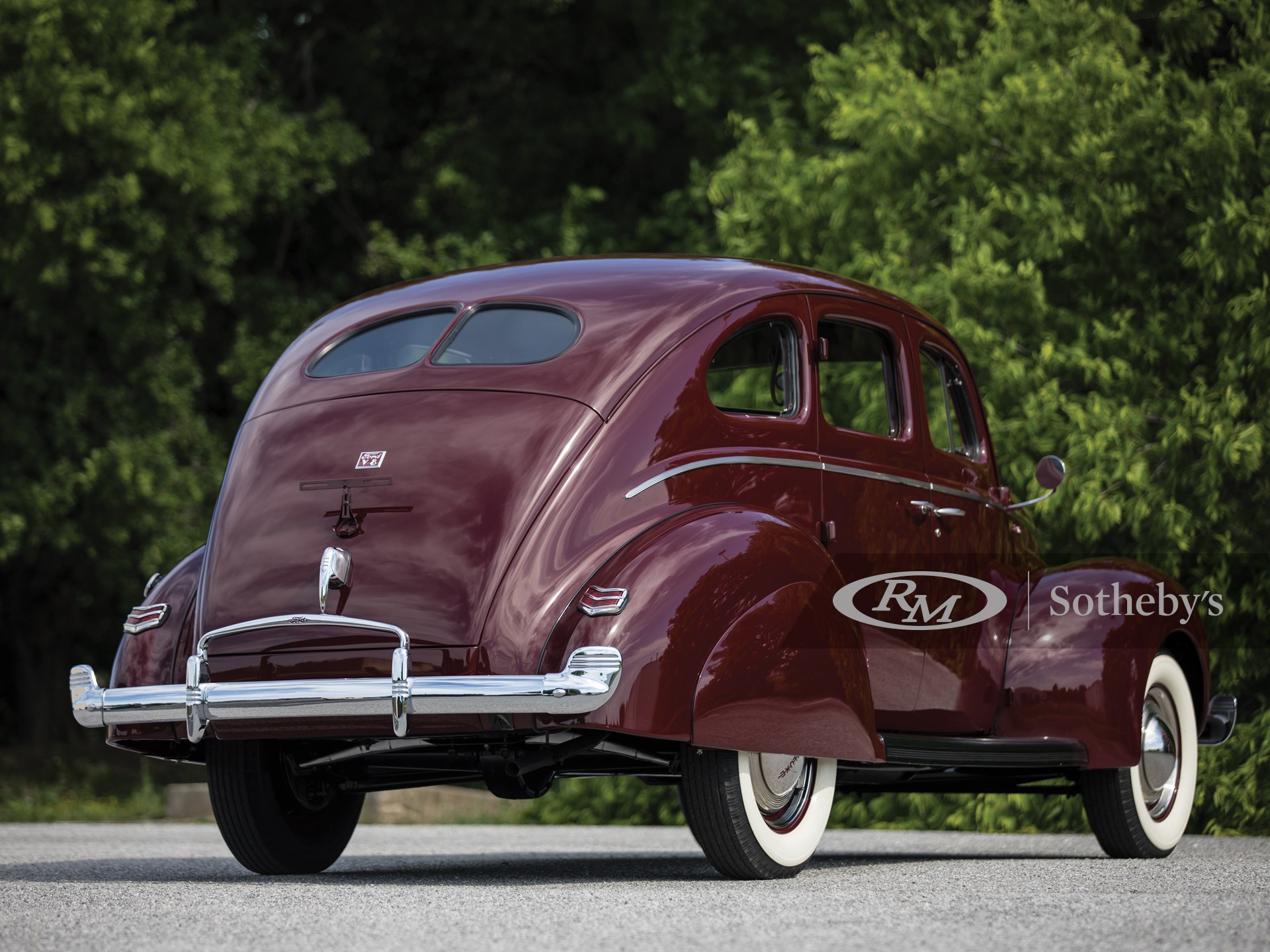 Ford v 8 sedan