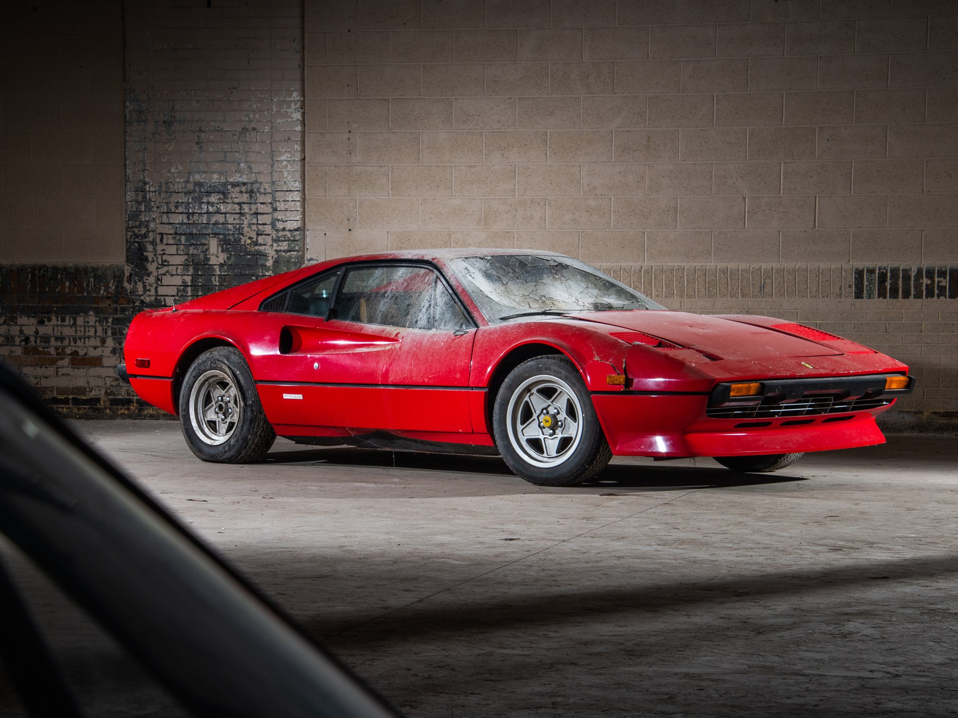 Ferraris abandonadas podem somar R$ 100 milhões em leilão; veja fotos