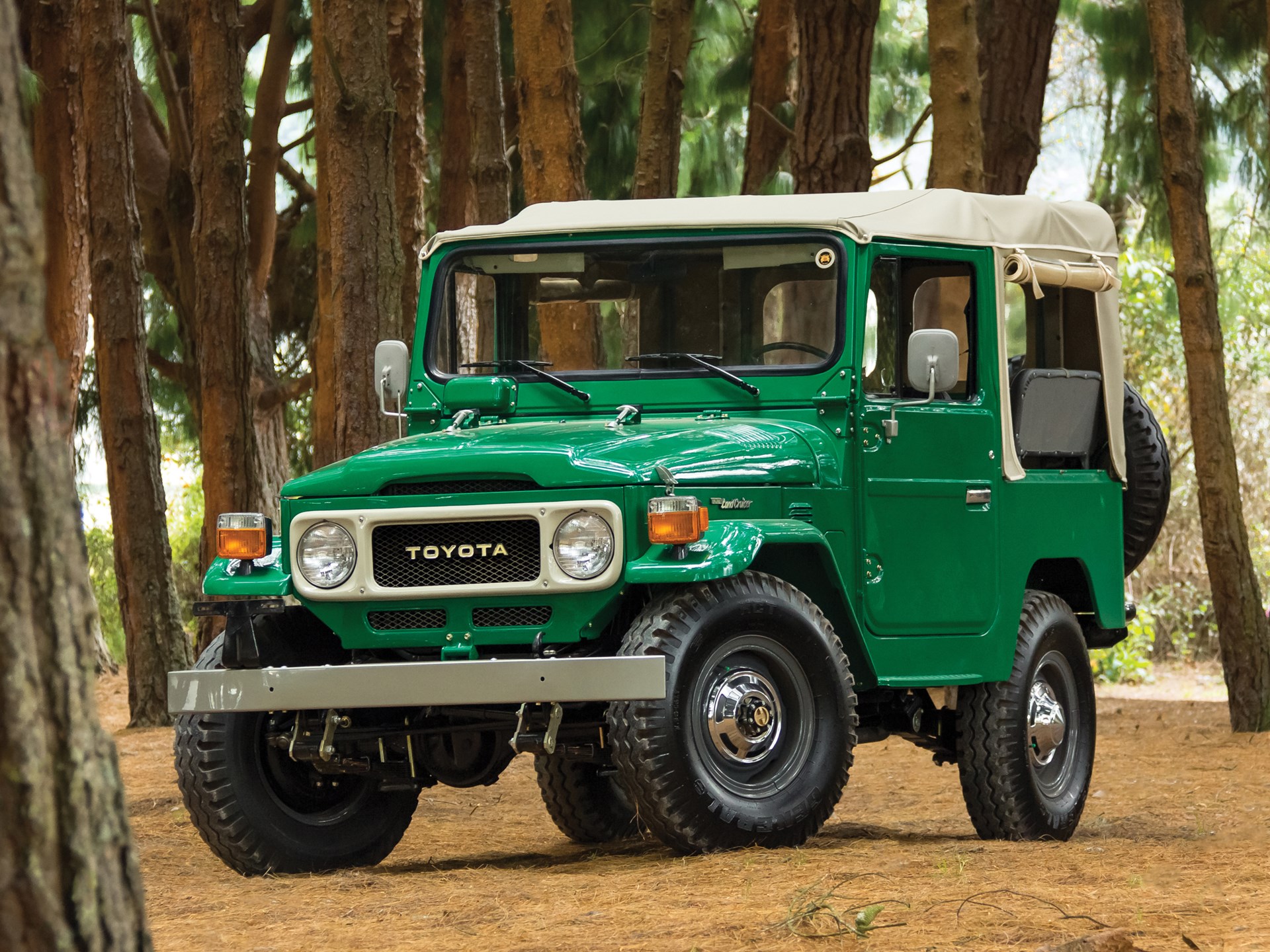 1982 Toyota FJ40 Land Cruiser Soft-Top | Auburn Spring 2018 | RM Sotheby's