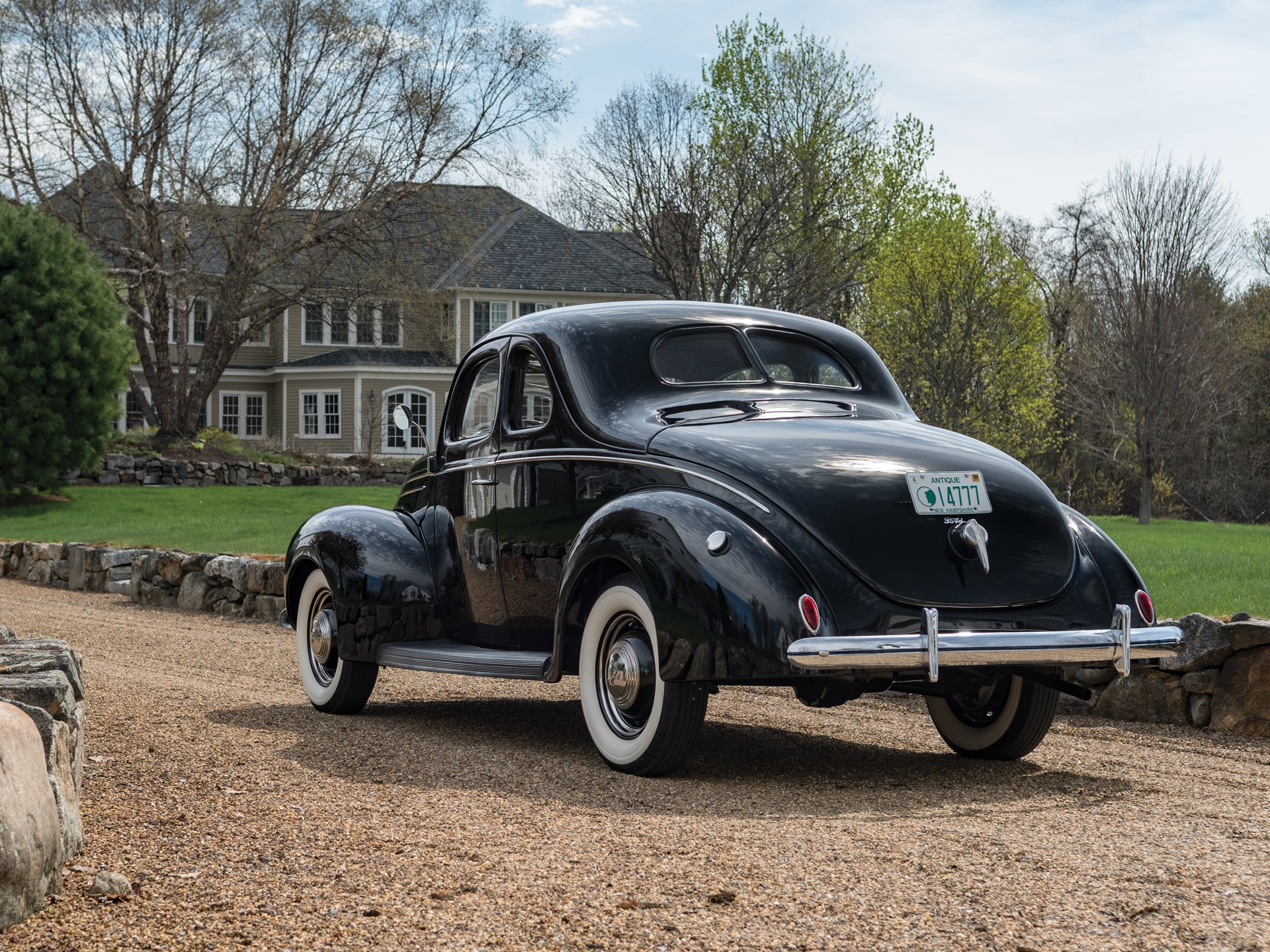Ford v8 Deluxe 5 Window Coupe 1940